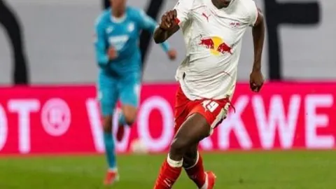 梁靖崑与林诗栋激战四局，3-4险中胜出，晋级深圳亚乒赛男单决赛