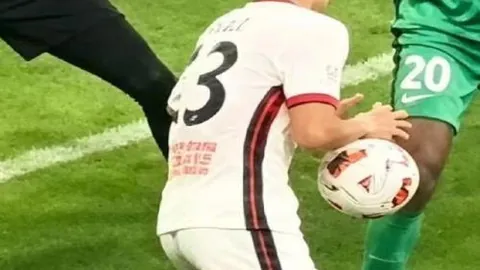 利物浦纽卡瞄准苏亚雷斯，33球神锋引关注